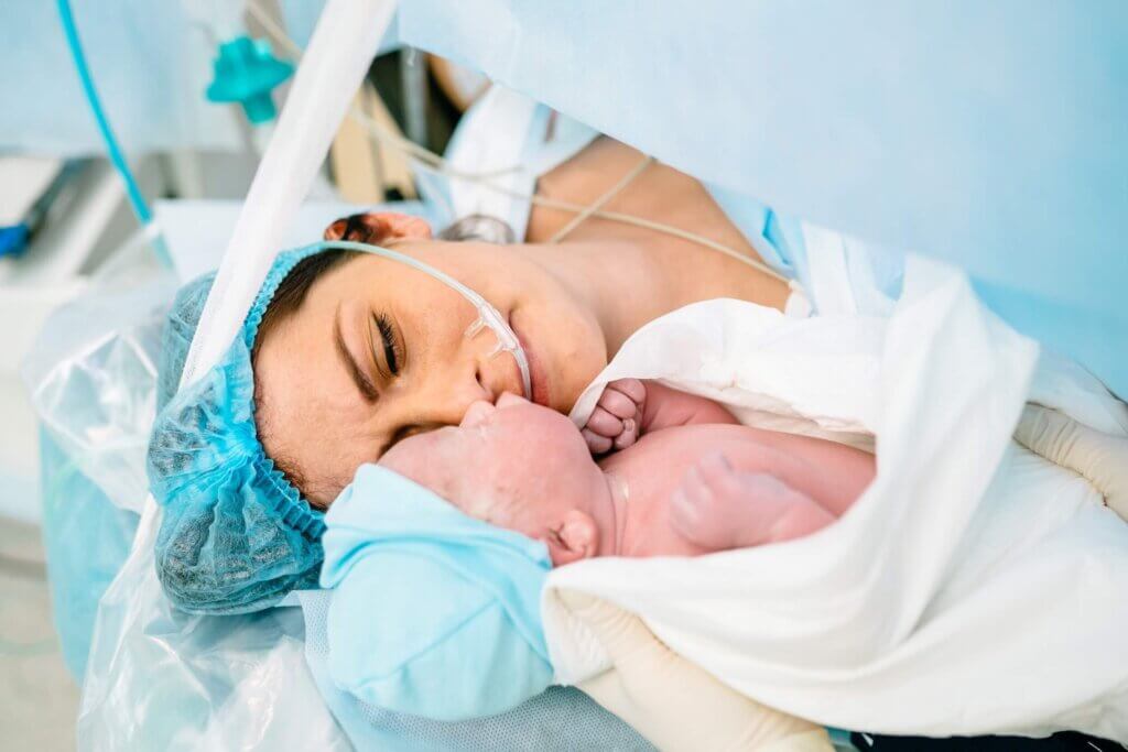 mother-baby-cesarean-in-theatre